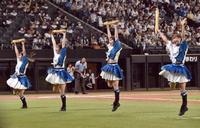 　シャウエッセンバルーンを使ったダンスを披露するファイターズガール（撮影・中島達哉）