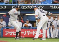 　３回、３ランを放ったサンタナ（左）を笑顔で迎える村上（撮影・佐藤厚）