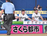 　６回、頓宮の遊ゴロ併殺の判定を巡りリクエストを要求した中嶋監督（右から２人目）＝撮影・開出牧