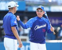 　練習中、和田コーチ（左）と話す立浪監督（撮影・吉澤敬太）