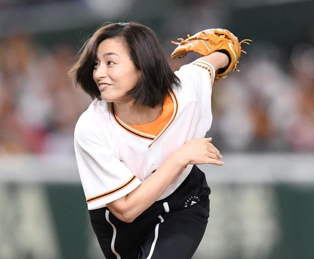 【写真】尾野真千子 ノーバン投球ならずも飛び跳ね大喜びでバンザイ!!