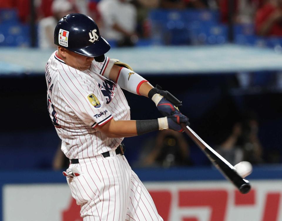 　３回、１死満塁で左越えに本塁打を放つ北村