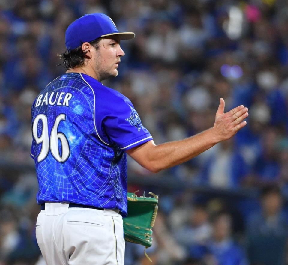 　４回、宇佐見を空振り三振にしとめグラブをたたくバウアー（撮影・佐々木彰尚）