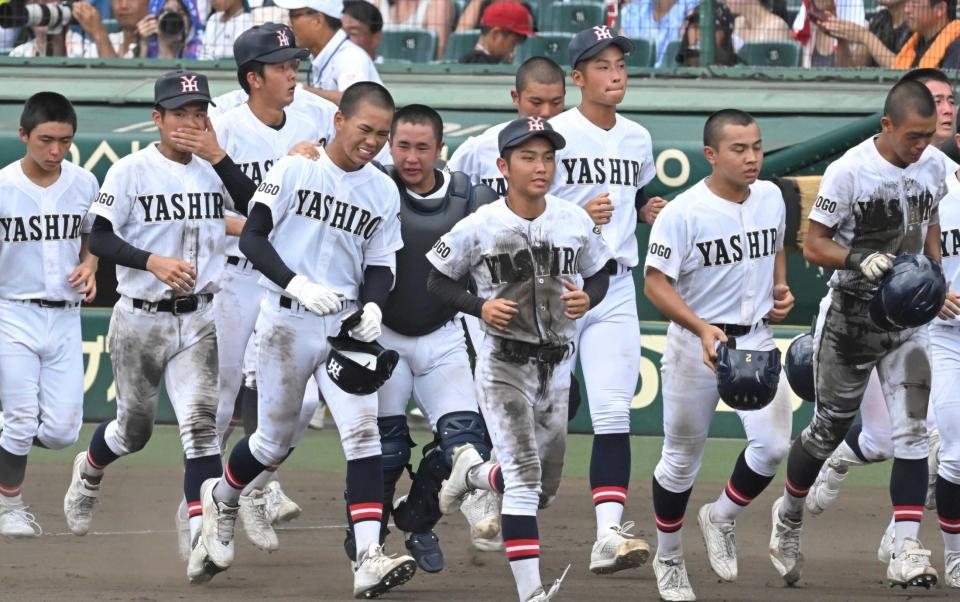 　日大三に敗れ、悔しがる社ナイン（撮影・高部洋祐）