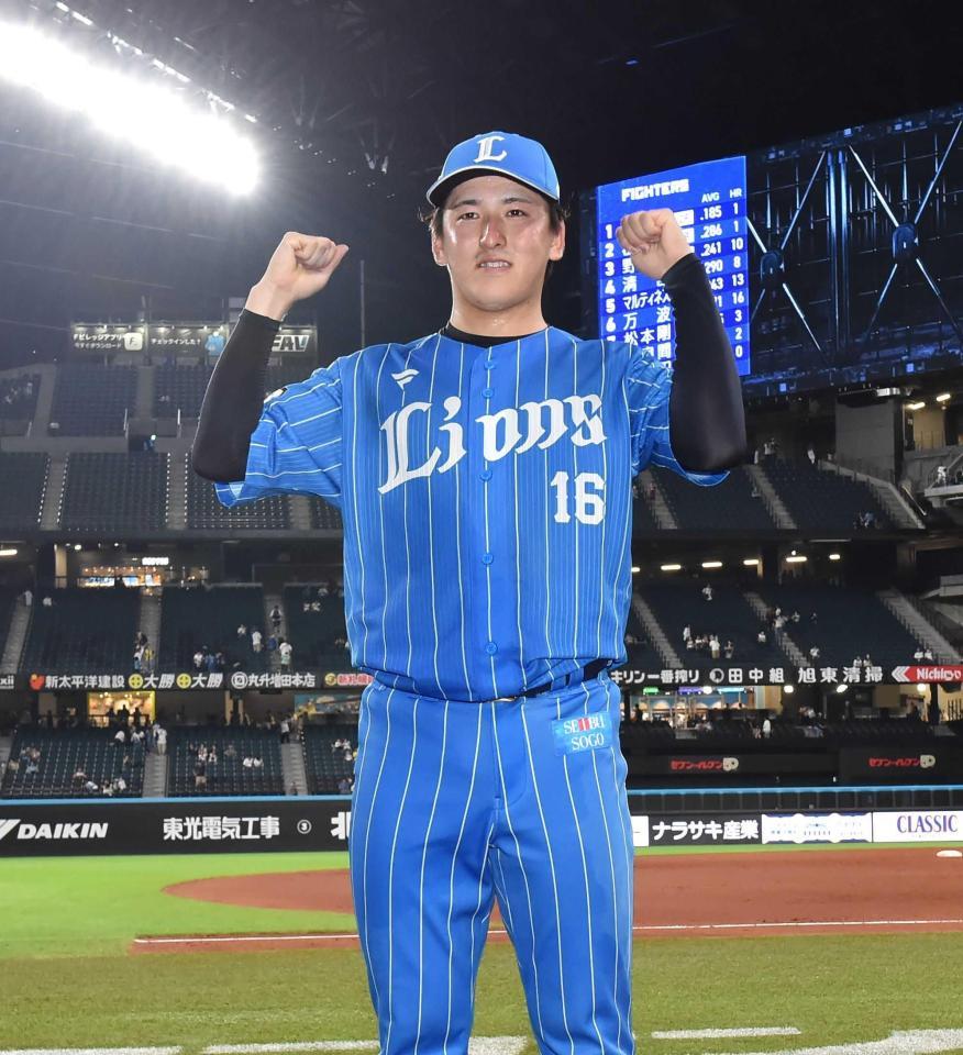 　プロ初完封勝利をあげ、ガッツポーズをする隅田