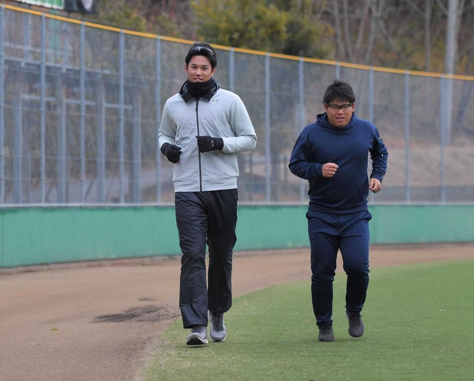 　ジョギングする沢田圭佑（右）と藤浪晋太郎（２０１９年）