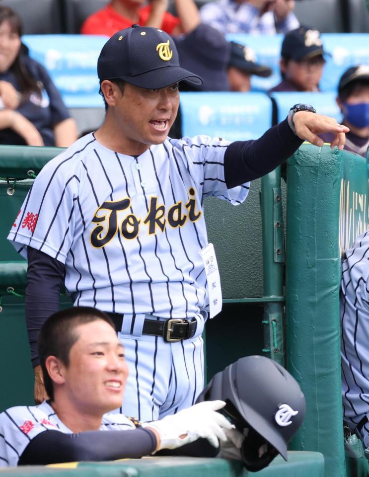 　　ベンチから指示を出す東海大熊本星翔の野仲監督