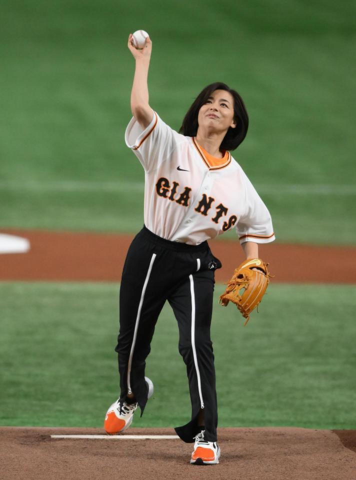 　始球式を行う尾野真千子（撮影・堀内翔）