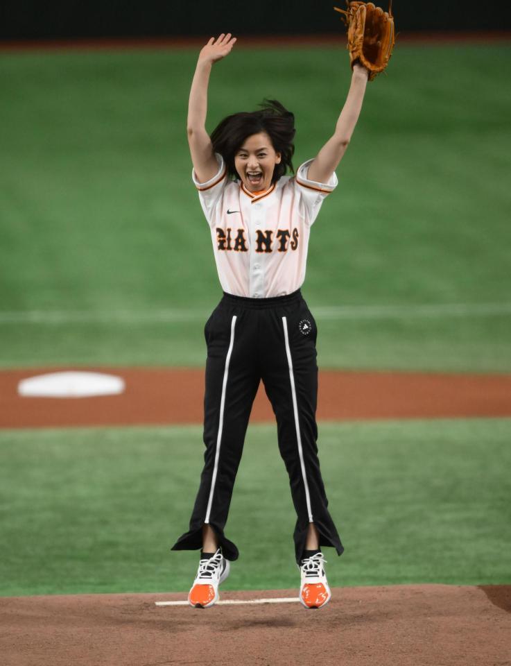 　始球式を終えて大喜びする尾野真千子（撮影・堀内翔）