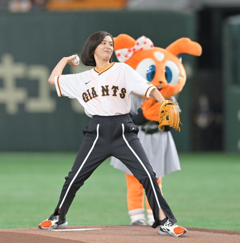 　始球式を務める尾野真千子（撮影・立川洋一郎）