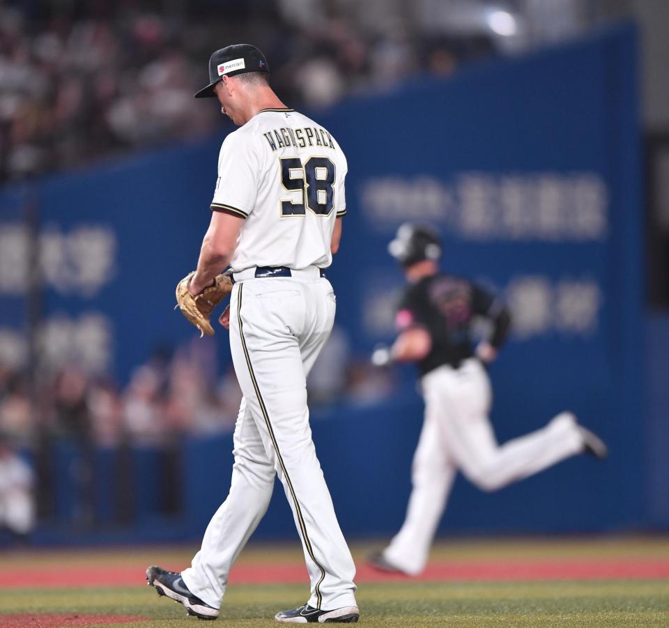 　３回、ブロッソー（後方）に先制の左越え２ランを打たれたワゲスパック（撮影・開出牧）