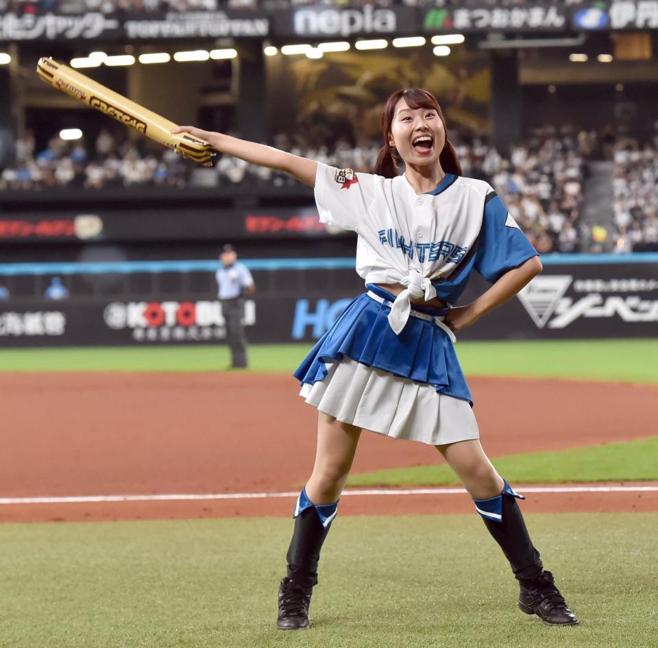 　シャウエッセンバルーンを使ったダンスを披露するファイターズガール（撮影・中島達哉）