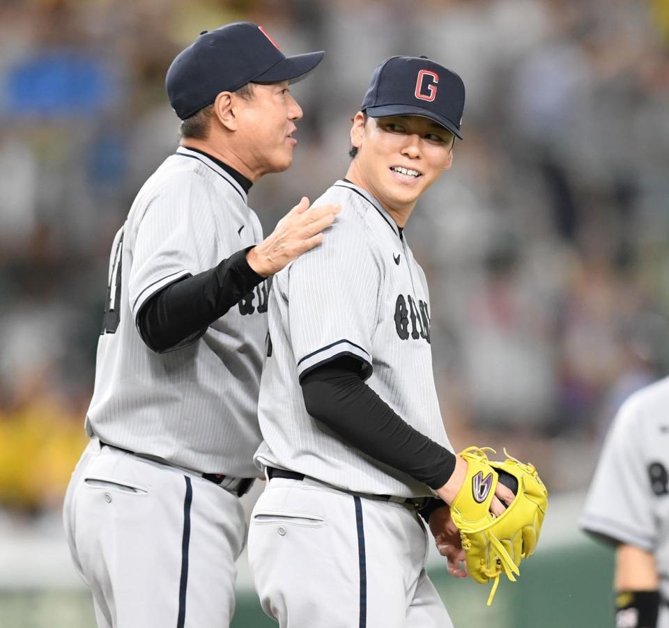 　９回、高梨（右）に降板を告げる原監督（撮影・棚橋慶太）