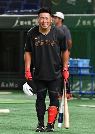 　笑顔であいさつをする浅野（撮影・佐々木彰尚）