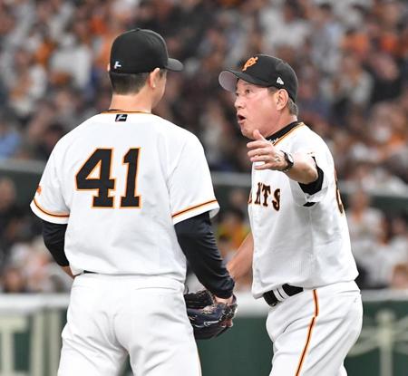 　９回、牧に逆転２ランを浴びて降板する中川。声をかける原監督（撮影・佐々木彰尚）