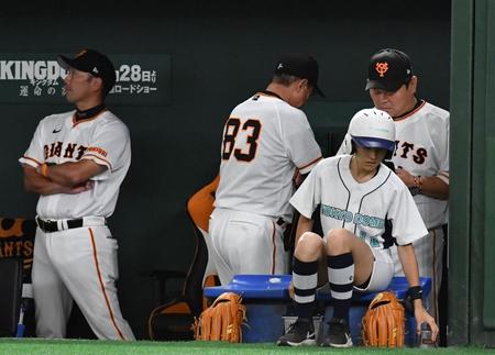 　ＤｅＮＡに敗れベンチを後にする原監督（撮影・佐々木彰尚）