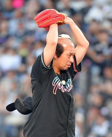 　始球式で場内の爆笑を誘う千鳥の大悟（撮影・佐藤厚）