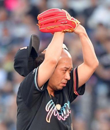 　始球式で場内の爆笑を誘う千鳥の大悟（撮影・佐藤厚）