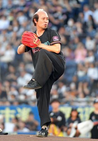 　始球式で場内の爆笑を誘う千鳥の大悟（撮影・佐藤厚）
