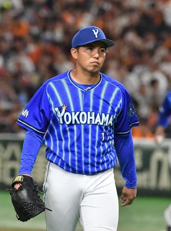 　８回、ベンチに引き揚げる東（撮影・佐々木彰尚）