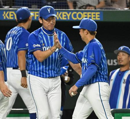 　９勝目を挙げた東（右）とタッチを交わす三浦監督