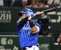 　９回、牧は左越えに２ランを放つ（撮影・佐々木彰尚）