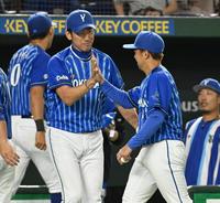 　９勝目を挙げた東（右）とタッチを交わす三浦監督