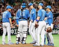 　２回、連打を浴びて勝ち越しを許した上沢（中央）のもとに集まる日本ハムナイン