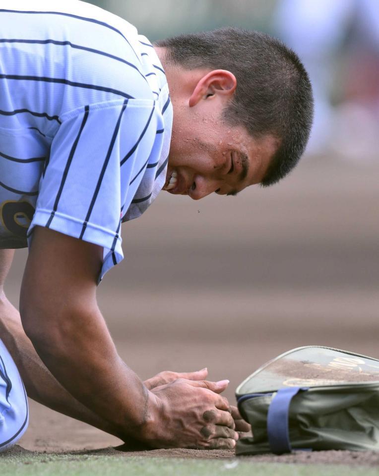 　初戦敗退となり、甲子園の土を集める東海大熊本星翔・百崎