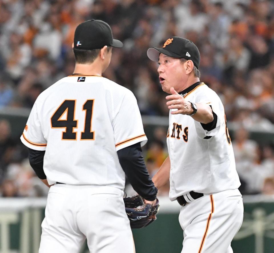 　９回、牧に逆転２ランを浴びて降板する中川。声をかける原監督（撮影・佐々木彰尚）