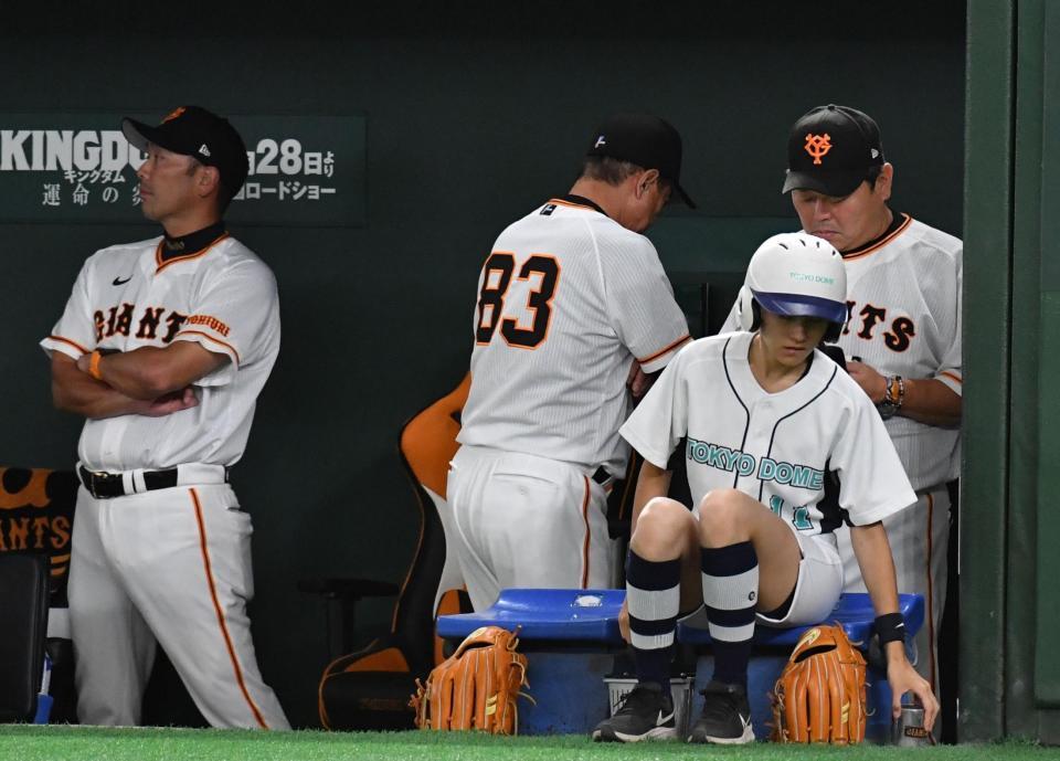 　ＤｅＮＡに敗れベンチを後にする原監督（撮影・佐々木彰尚）