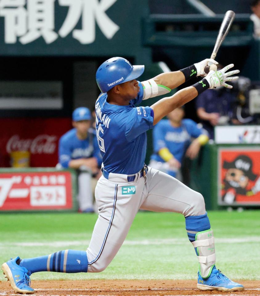 　１回、万波が左前に先制打を放つ