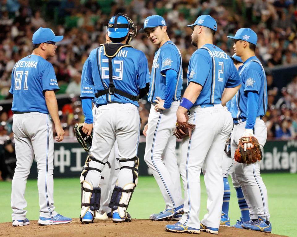 　２回、連打を浴びて勝ち越しを許した上沢（中央）のもとに集まる日本ハムナイン