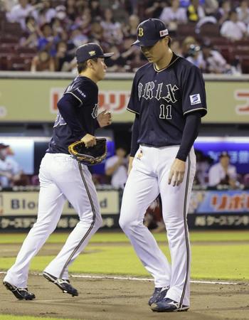 　６回途中、降板する山崎福（右）。左は２番手の吉田