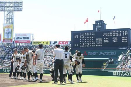 　試合に敗れ、落胆するノースアジア大明桜ナイン（撮影・石井剣太郎）