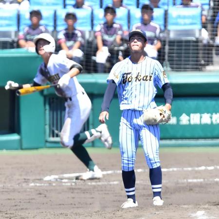 　３回、専大松戸・中山凱（後方）に先制犠飛を浴びた東海大甲府・長崎義仁（撮影・中田匡峻）