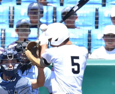 　４回、死球を受ける専大松戸・大森准弥（撮影・中田匡峻）