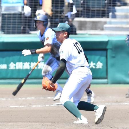 　７回、東海大甲府・岡田翔豪（後方）に勝ち越し適時打を浴びる専大松戸・青野流果（撮影・中田匡峻）