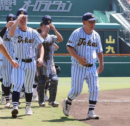 　初戦で敗れグラウンドを去る東海大甲府・村中監督（右）