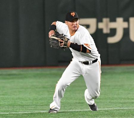 巨人・吉川が超ファインプレー　中前へ抜けそうな打球をスラィディングキャッチ　一塁で矢のような送球でアウトに