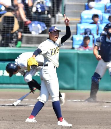 　９回、ノースアジア大明桜・小嶋晃太郎（後方）を左飛に打ち取る八戸学院光星・洗平比呂（撮影・中田匡峻）