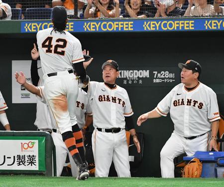 　５回、梶谷の中前打で二走・ブリンソンが生還。出迎える原監督（撮影・佐々木彰尚）