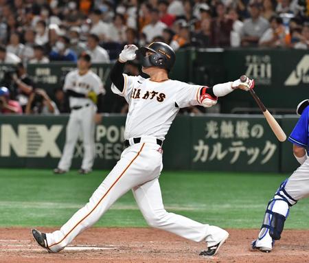 　８回、坂本は左中間に２ランを放つ（撮影・佐々木彰尚）