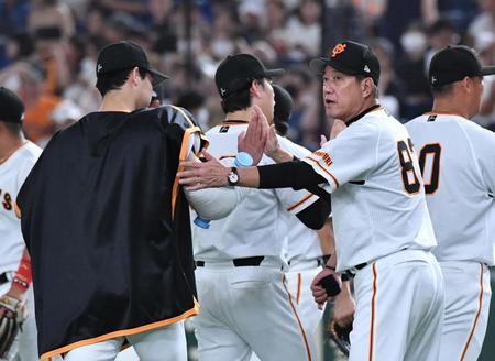 　山崎伊を出迎える原監督（撮影・佐々木彰尚）