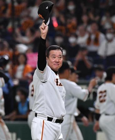 　ファンの声援に応える原監督（撮影・佐々木彰尚）