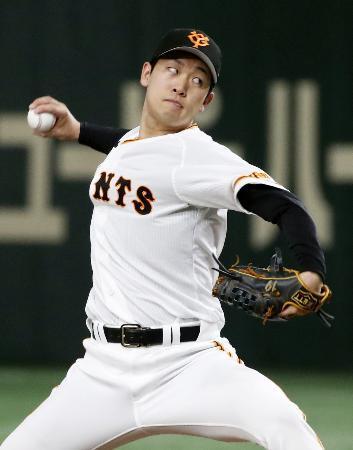 　８回途中１失点で９勝目を挙げた巨人・山崎伊＝東京ドーム
