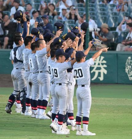 　聖光学院を２年連続で破り、スタンドに応える仙台育英ナイン（撮影・伊藤笙子）