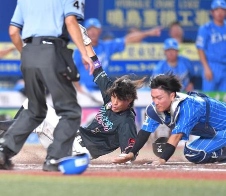 　９回、荻野の中犠飛で岡（左）が生還し、サヨナラ勝ちとなる（撮影・西岡正）