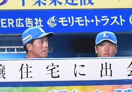 　９回、荻野の中飛で三走・岡がタッチアップ。リクエストもリプレー映像が無く、サヨナラ負けとなり、苦い表情の松井監督（左）＝撮影・西岡正