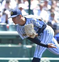 　先発し力投する東海大甲府・長崎義仁（撮影・石井剣太郎）